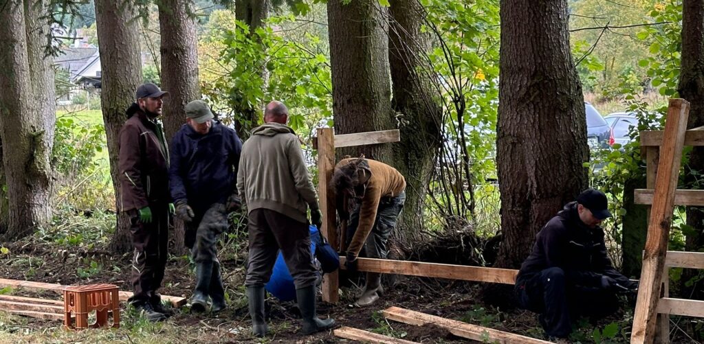 Arbeitsdienst baut Zaun auf.